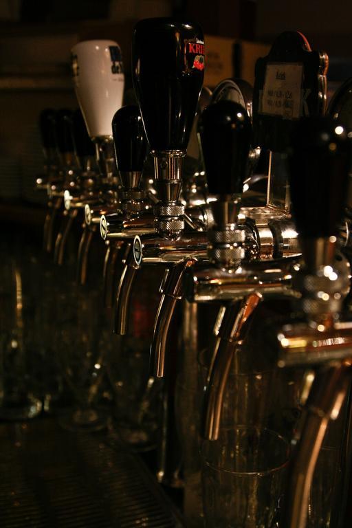 فروتسواف Academus Pub & Guest House المظهر الخارجي الصورة