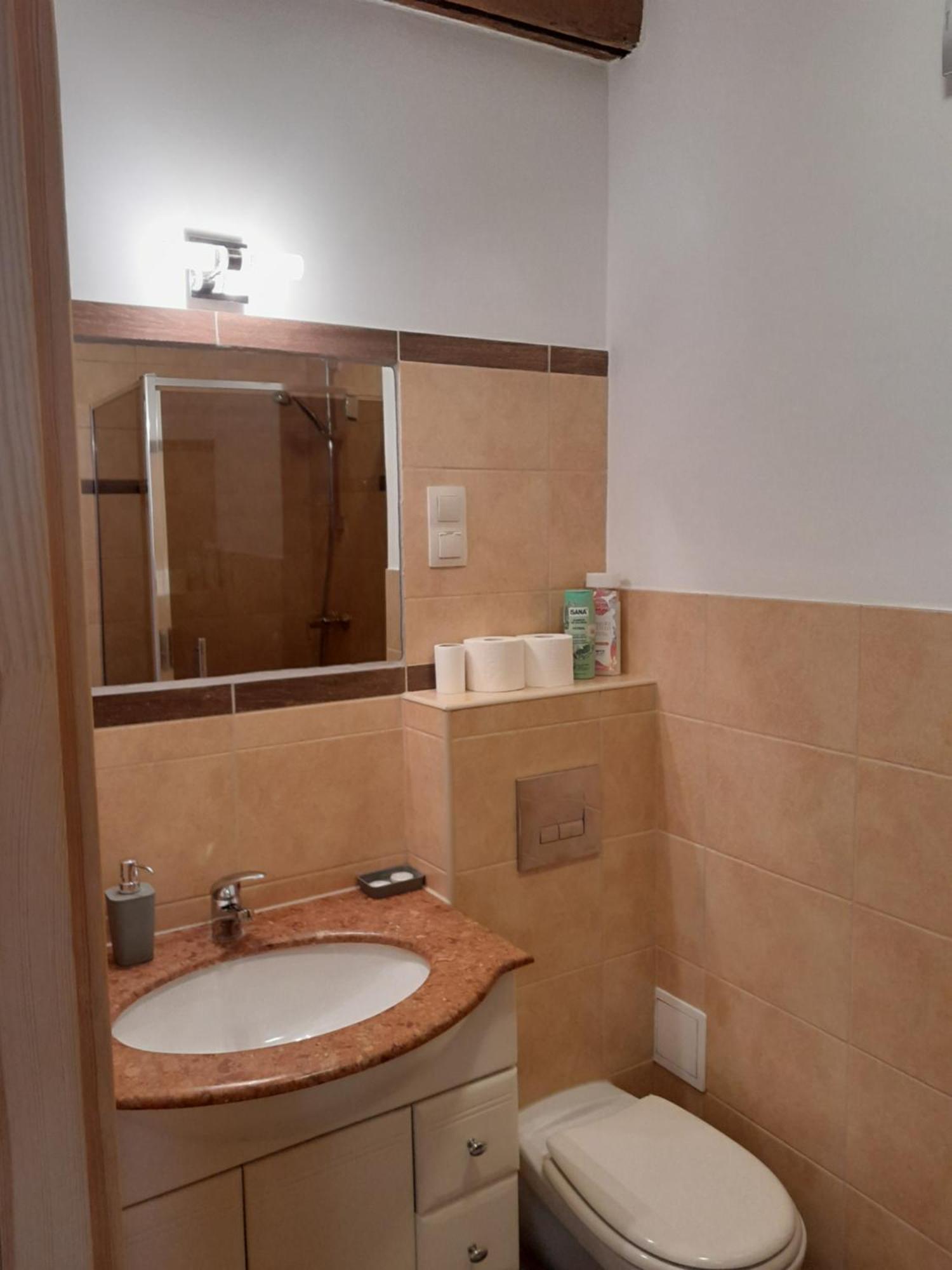فروتسواف Academus Pub & Guest House المظهر الخارجي الصورة