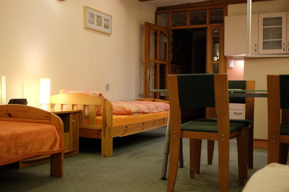 فروتسواف Academus Pub & Guest House المظهر الخارجي الصورة