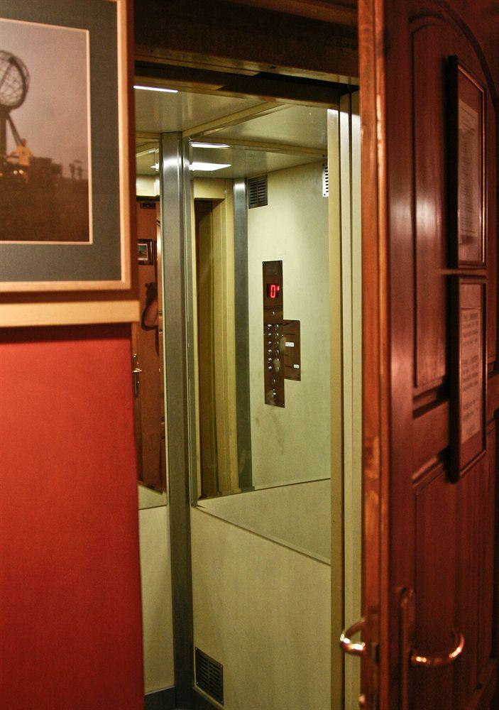 فروتسواف Academus Pub & Guest House المظهر الخارجي الصورة
