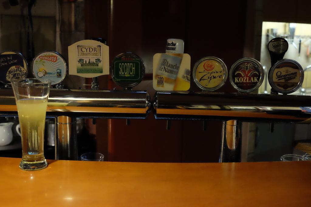 فروتسواف Academus Pub & Guest House المظهر الخارجي الصورة