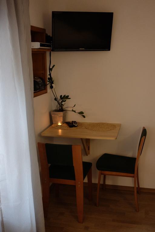 فروتسواف Academus Pub & Guest House المظهر الخارجي الصورة
